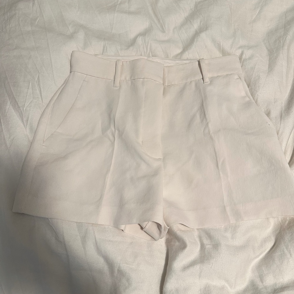 ARITZIA WILFRED pleated 3 in shorts